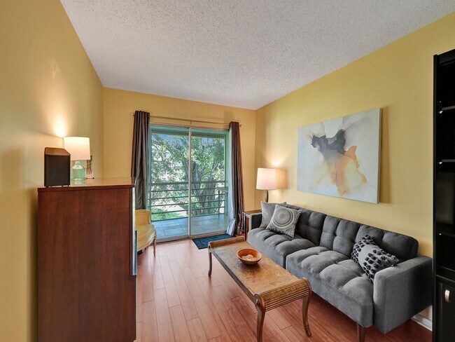 Building Photo - Beautiful fully furnished 2 bedroom 1.5 bath.