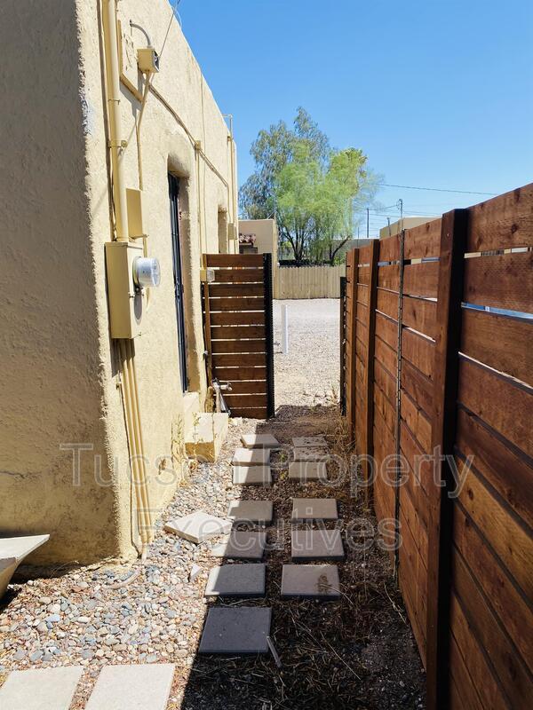 Building Photo - 2632 N Stone Ave