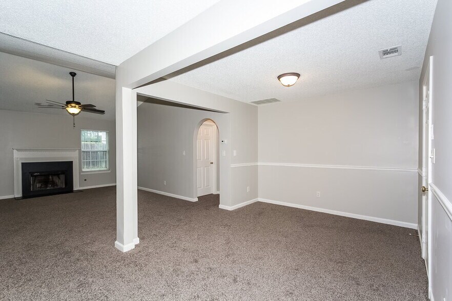 Building Photo - 345 Breeze Mdw