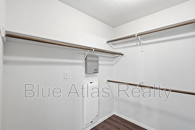 Building Photo - 1012 Waterview Dr