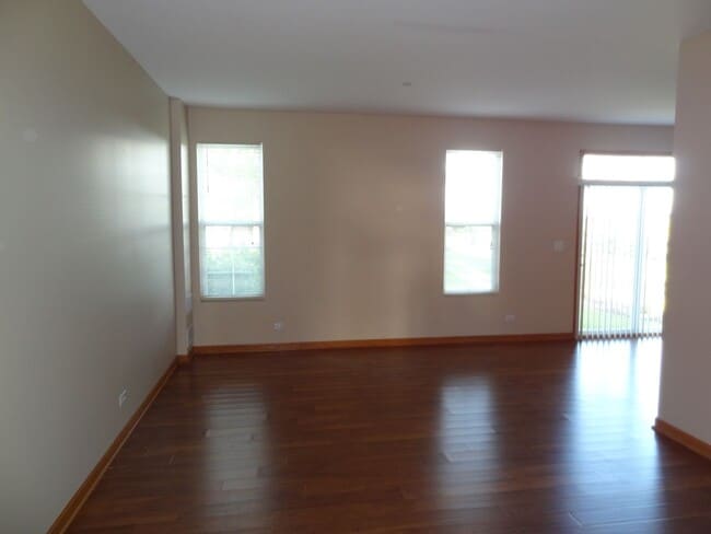 Building Photo - 3 BEDROOM, 1.1 BATH TOWNHOME IN BRISTOL BA...