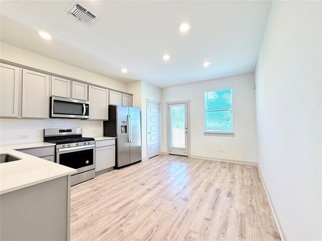 Building Photo - 2000 Daleside Ln