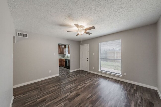 Building Photo - SPACIOUS UPDATED TOWNHOME - 1440SF