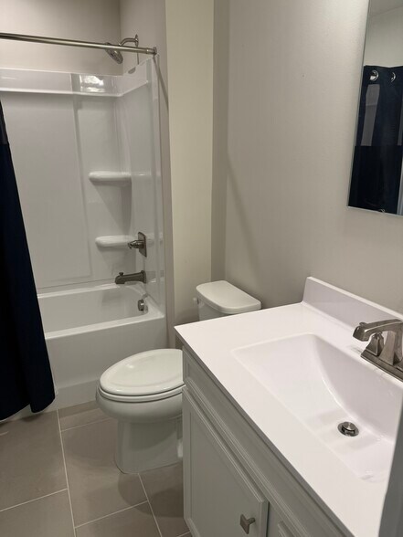 Guest Bath with tub - 867 Ashlar Cir