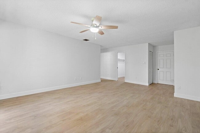 Building Photo - 9405 Dundee Dr