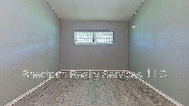 Building Photo - 9276 Greenleaf Rd