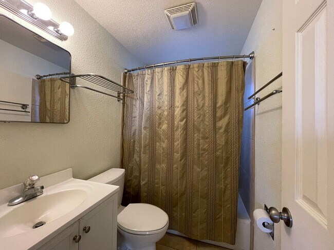 Building Photo - $0 DEPOSIT OPTION! TIMELESS VINTAGE CHARM: 2-BED, 1-BATH UNIT IN A CHARMING TRIPLEX