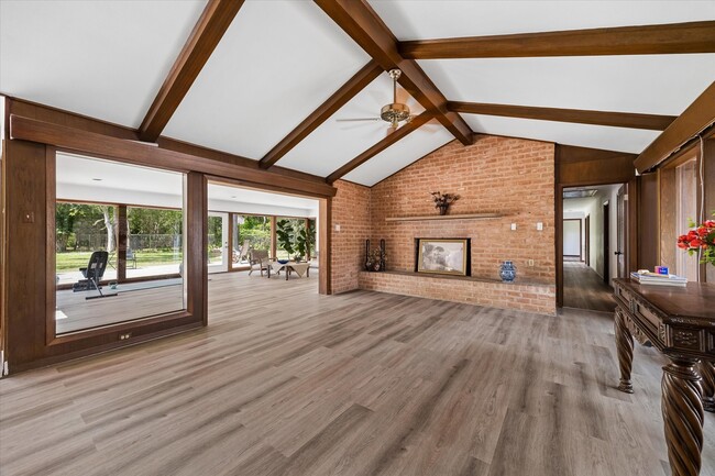 Building Photo - 9805 Shadow Wood Dr