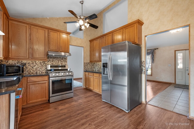 Building Photo - 2083 Maplewood Cir