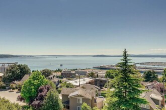 Building Photo - Queen Anne Home