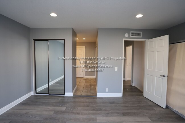 Building Photo - 2 Bedroom / 1.5 Bathroom condo with 2 car ...