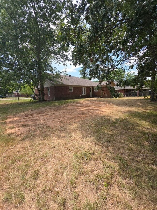 Building Photo - 102 Willow Creek Dr