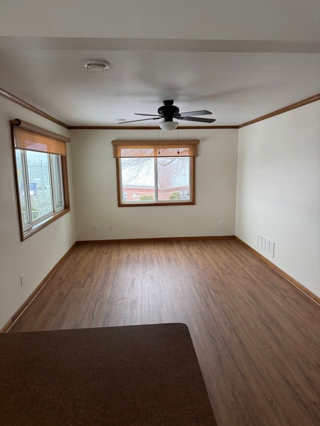 Building Photo - 2 bedroom 1 bath second floor unit