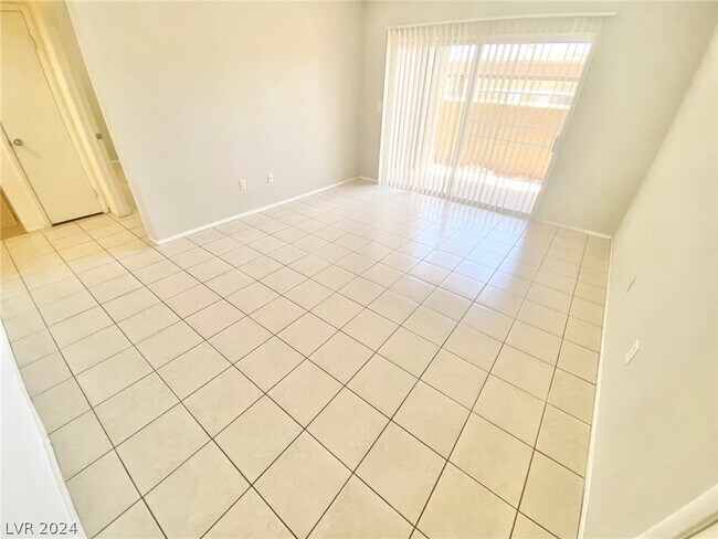 Building Photo - 8070 W Russell Rd