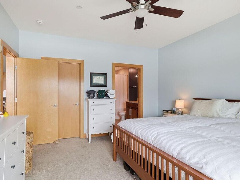 Building Photo - 1550 E Royall Pl