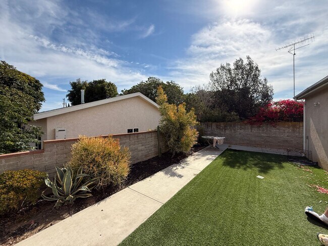 Building Photo - 5223-5225 E Falls View Dr