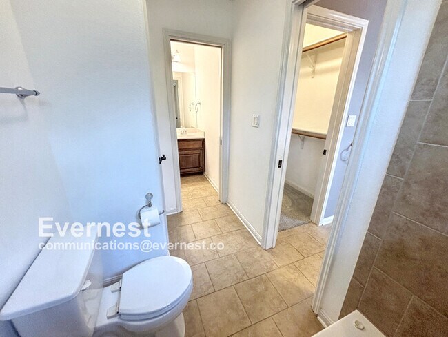 Building Photo - 4-Bedroom Home with Modern Amenities and C...
