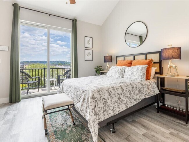 Building Photo - Flexible Lease Lengths! Furnished Southside Townhome