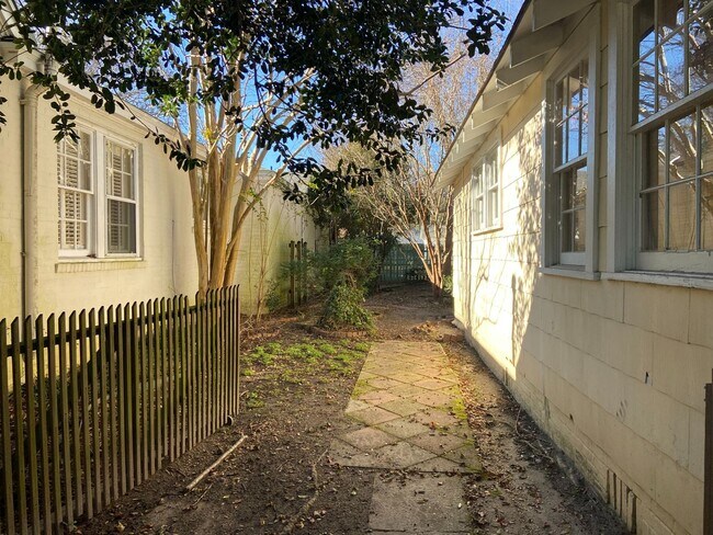 Building Photo - Lakebottom Area!