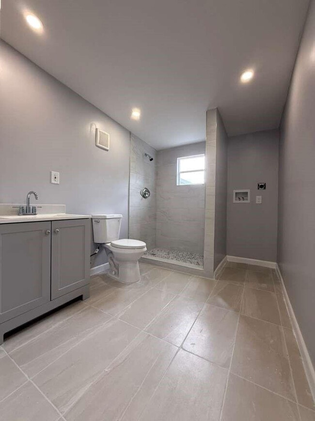 Building Photo - 4265 SW 62nd Ave