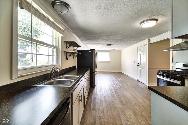 Building Photo - 635 Lake View Dr