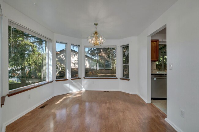 Building Photo - 3-bedroom, 2.5-bathroom home located in Fe...