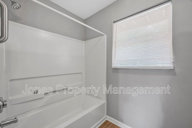 Building Photo - 307 Country Club Dr NE