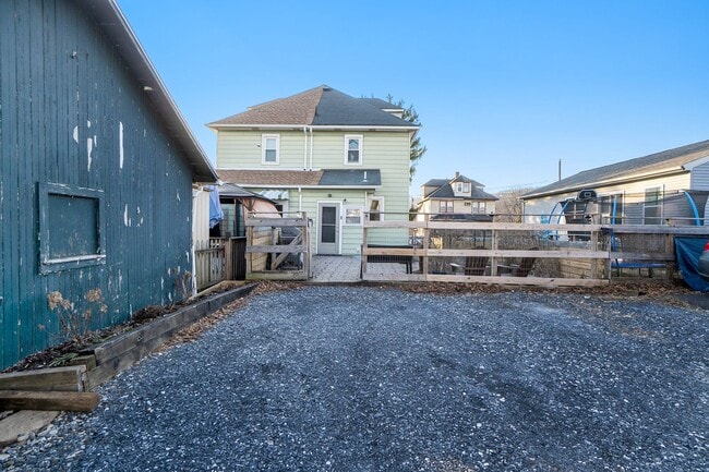 Building Photo - 3 BED · 1.5 BATH · MODERN INDUSTRIAL · AVA...