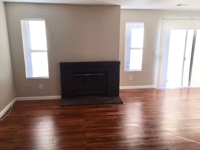 Building Photo - Large 3 Bedroom 2.5 Bath House w/ Garage in Vallejo -- COMING SOON !!!
