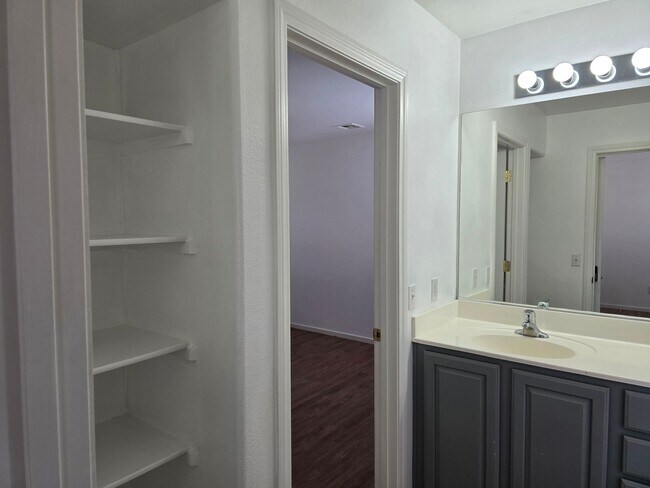 Building Photo - 3 Bedroom Updated Townhouse