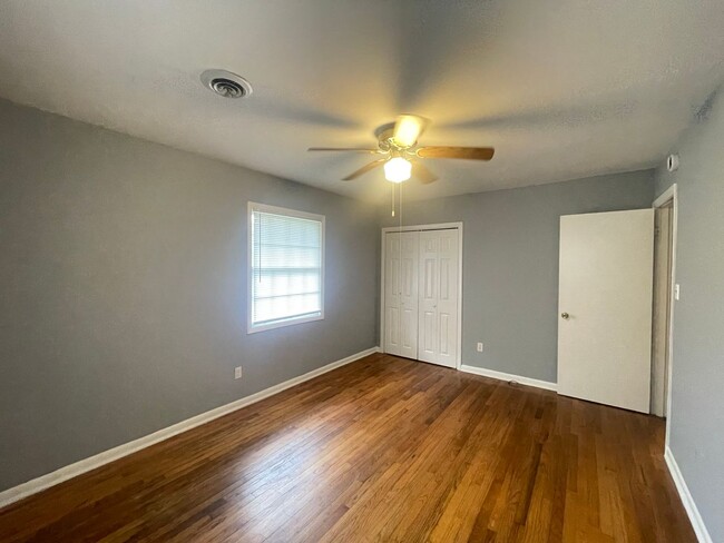 Building Photo - Three Bedroom Off Milledge Available