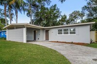 Building Photo - 6007 Oakcrest Cir