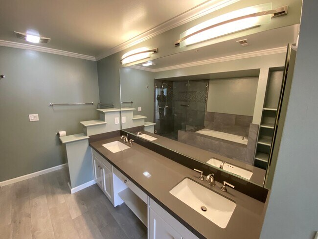 Building Photo - Beautiful, Spacious Condo in Excellent Location!