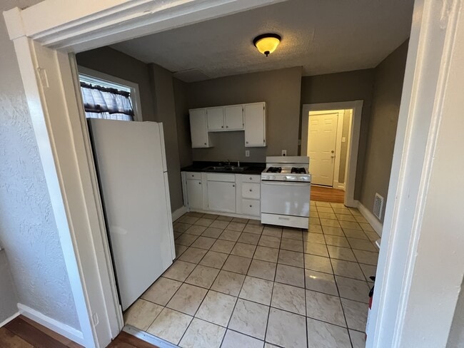 Building Photo - 401 Carothers Ave