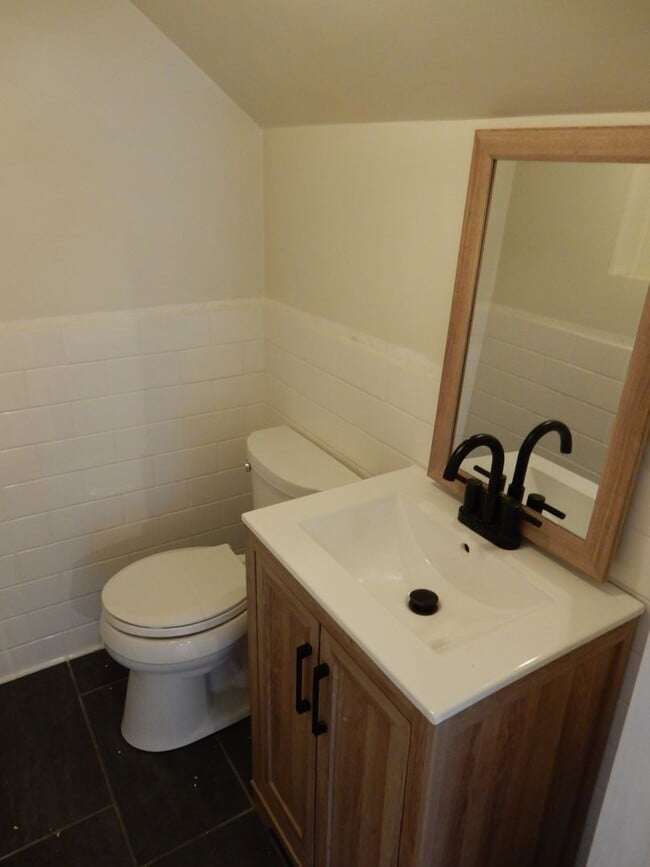 Building Photo - 3 BR home with fantastic location in the h...