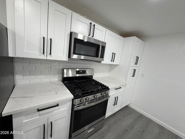 Building Photo - 615 E Oak St