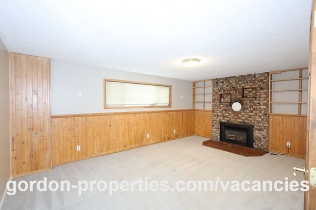 Building Photo - NE 22nd Ct - Gresham 4 bedroom split level home