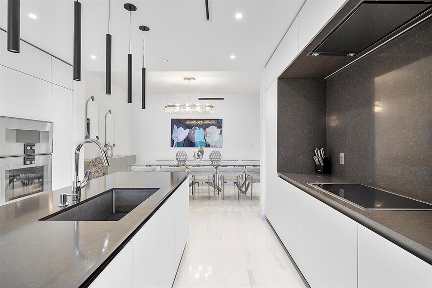 Building Photo - 300 Biscayne Boulevard Way