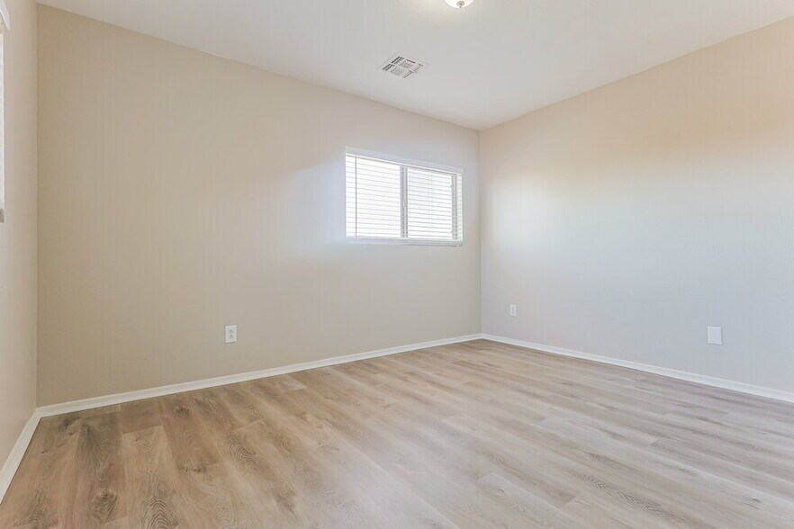 Building Photo - 2325 E Palm Beach Dr