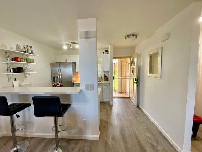 Building Photo - 2 bed 2 bath, Private yard, 2 parking stalls