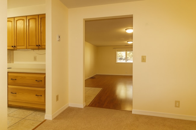 Building Photo - Spacious SW Bend Home on Nearly Half an Ac...