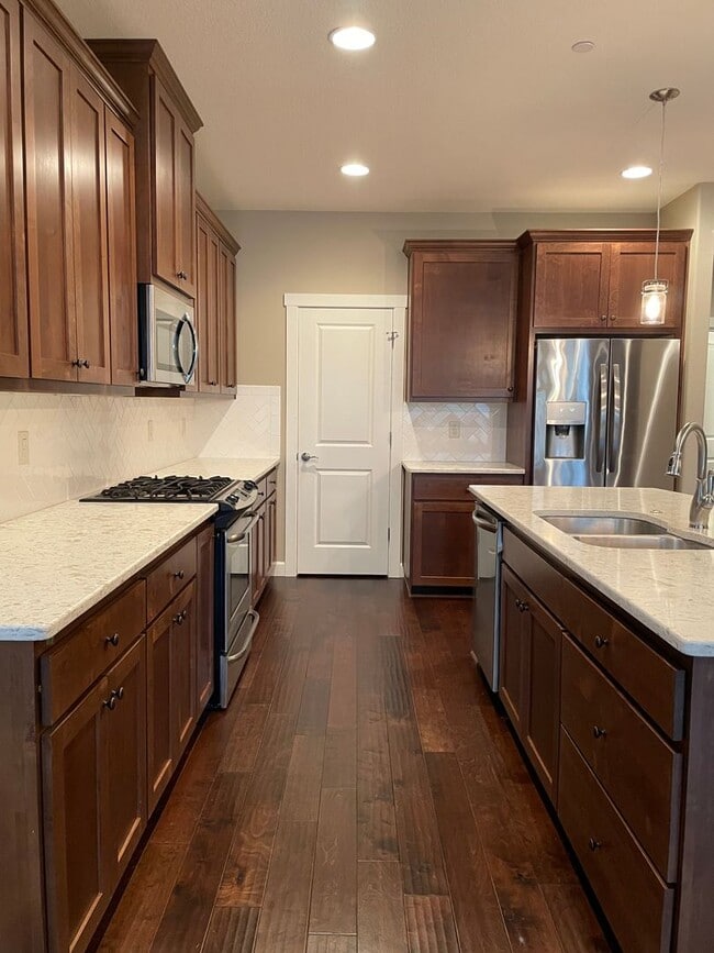 Building Photo - LUXURY 4 BD TOWNHOME! GATED PARKER VILLAGE...