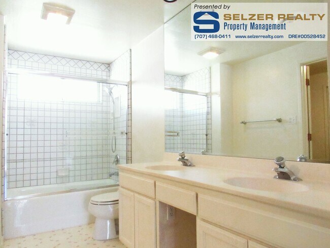 Building Photo - Spacious 4 bd. gated country estate w/ pool!