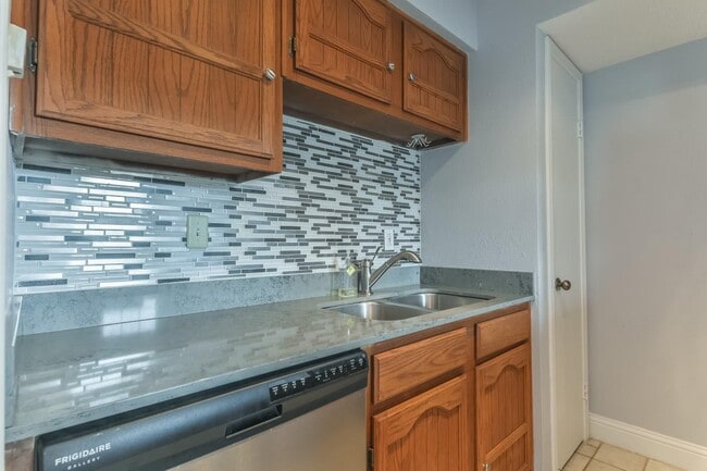 Building Photo - 6402 Del Monte Dr