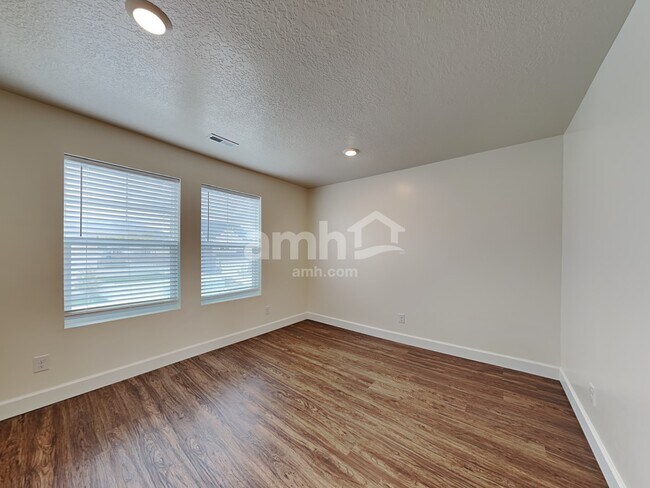 Building Photo - 1205 Wagon Way