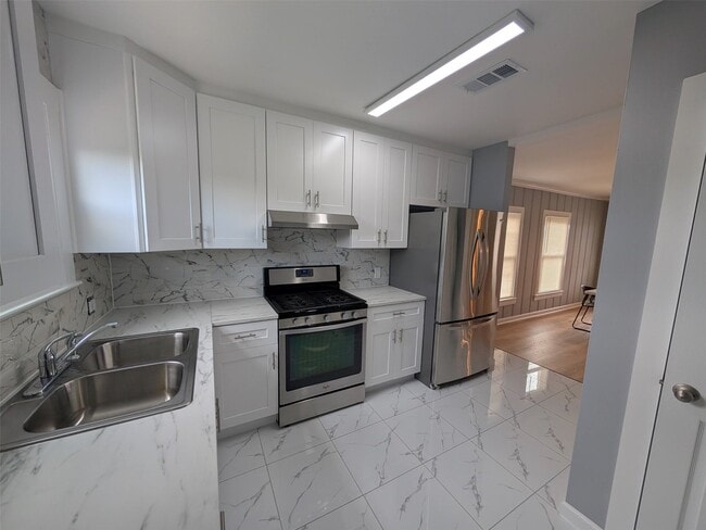 Building Photo - 1112 Ave M 1/2