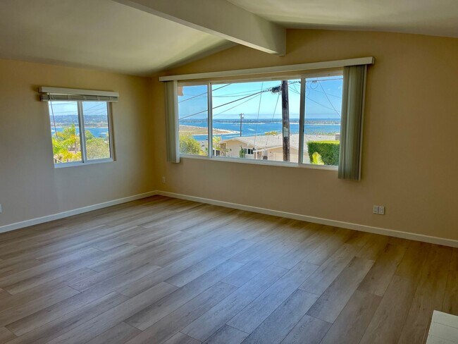Building Photo - 4 Bedroom 2.5 Bathroom Home, Newly renovat...