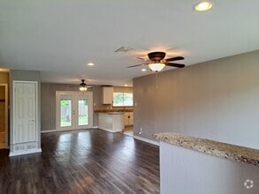 Building Photo - 3 Bedroom / 2 Bath / 2 Car Garage