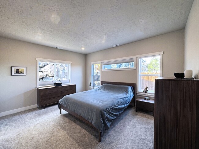 Building Photo - 2771 Cascara Dr