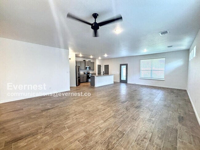 Building Photo - Limited Time Special Offer / 3 Bed, 2 Bath Home with Fenced Yard & Garage / Pet-Friendly / Availa...
